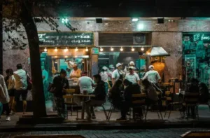 A crowded late-night eatery that serves pizza, sandwiches, and sides.